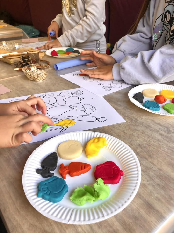 Рисуване с цветно тесто ''шепичка'' и кн...