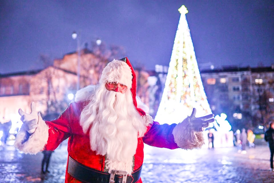 Включване на светлините на елхата на Соф...