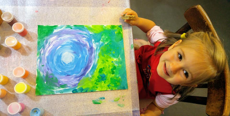 Дете и родител рисуват заедно