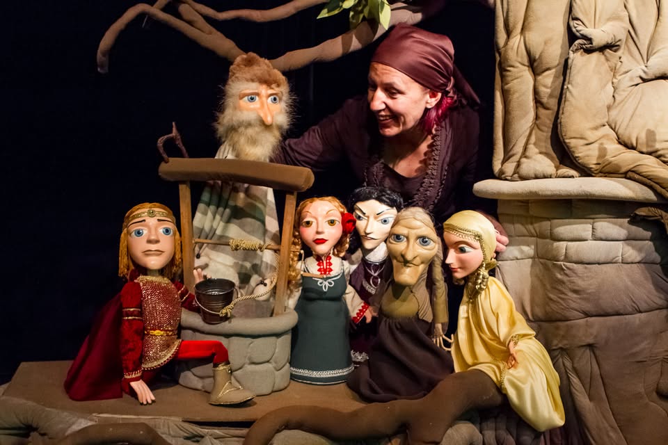 Неродена мома - куклен спектакъл на Фонд...